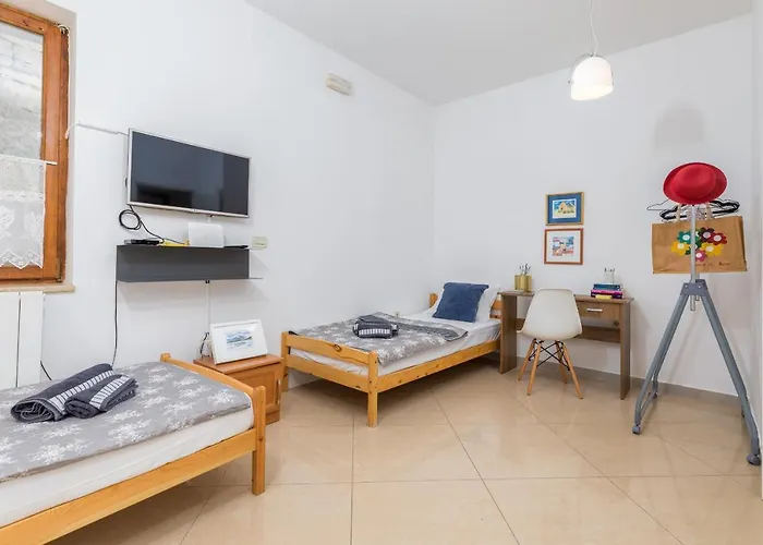 Apartment-old Town-dundo شقة *
