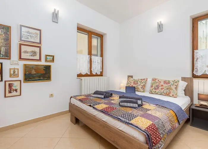 Apartment-old Town-dundo شقة